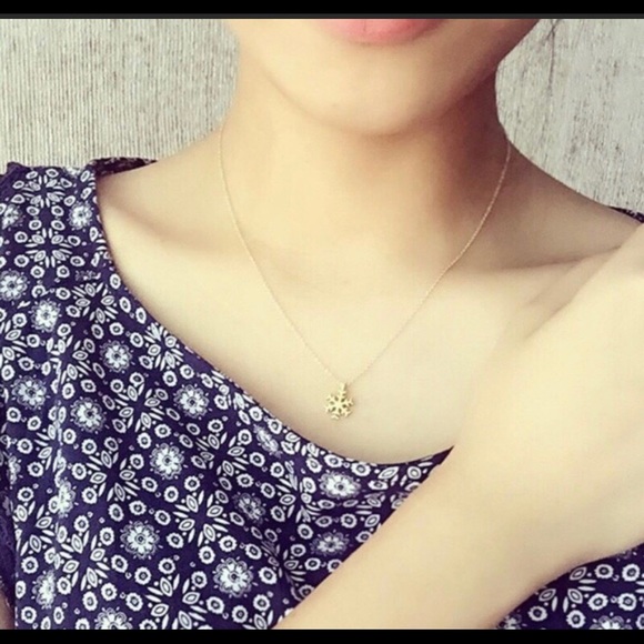 🎉HP!🎉Gold Snowflake Adjustable Dainty Necklace - Picture 2 of 2